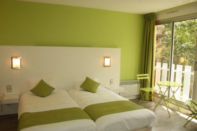 Chambre duplex-cote-sud-a-l-ombre-des-oliviers-fenetre