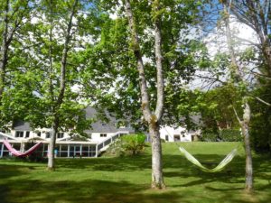 hotel Latitude Ouest -vue-exterieure-travers-hamac