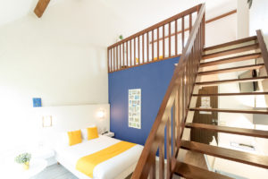 Chambre mezzanine-cote-sud-bleu-majorelle-etage
