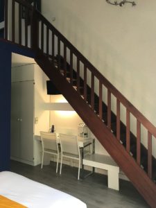 mezzanine-cote-sud-bleu-majorelle-escalier