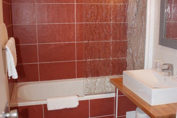 mezzanine-cote-sud-bleu-majorelle-salle-de-bain