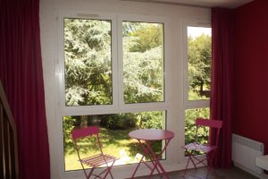 Chambre mezzanine-cote-sud-en-espadrilles-fenetre