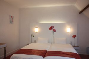 Chambre mezzanine-cote-sud-rouge-coquelicot-etage-tete-de-lit