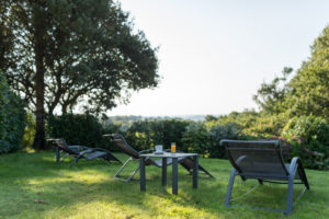 hôtel Latitude Ouest-parc-chaises longues