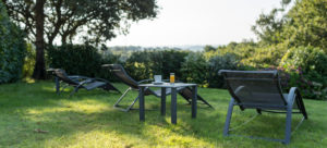 Hôtel restaurant parc-chaises-longues-bouddha Locronan