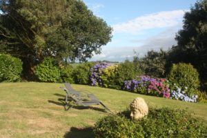 Hôtel restaurant parc-chaises-longues-bouddha Locronan