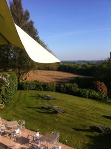 hôtel Latitude Ouest-parc-vue-balcon-parasol.vertical