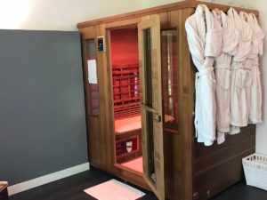 latitude ouest -zen-espace-detente-sauna-ouvert-rouge-et-peignoirs