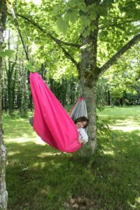 Hôtel Latitude Ouest Locronan parc-enfant-hamac-noemie-vertical