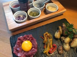 Hôtel restaurant Locronan-plat-tartare-boeuf-couteau
