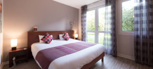 chambre-orient-couleurs-indiennes-baie-vitree-hortensias-en-fleurs-