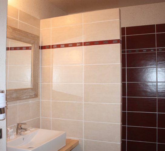 Latitude Ouest chambre-orient-salle-de-douche