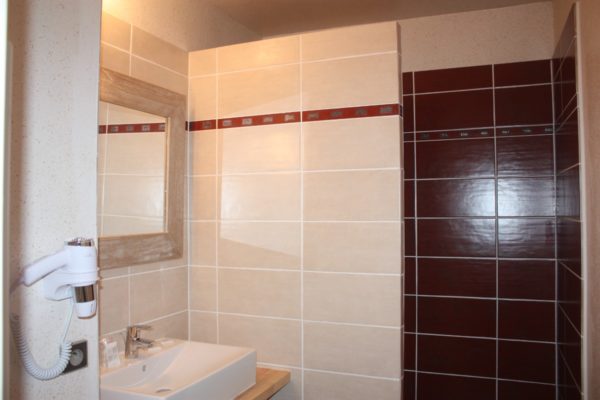 Latitude Ouest chambre-orient-salle-de-douche