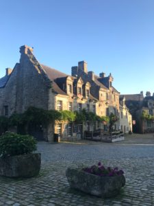 locronan-place-eglise-creperie-ty-coz