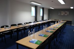 salle Latitude Ouest -seminaire-nature-dressee-28-personnes