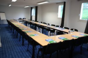 seminaire Latitude Ouest -salle-nature-dressee-28-personnes-depuis-entree