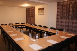seminaire Latitude Ouest -salle-quai-17-dressee-carree-20-personnes