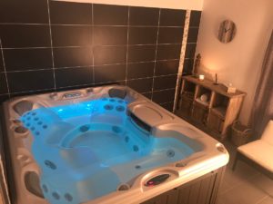 latitude-zen-espace-detente-spa-vue-en-haut-bleu-turquoise