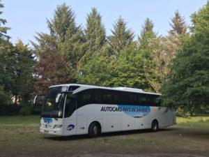 Parking bus à Latitude Ouest de Locronan