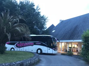 Parking bus à Latitude Ouest de Locronan