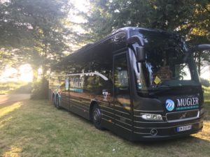 Parking bus à Latitude Ouest de Locronan