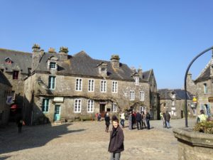 locronan-tourisme-place-du-village