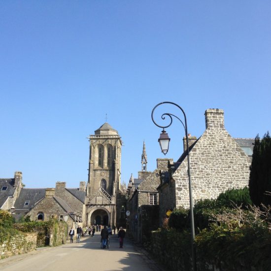 locronan-tourisme-rue-principale