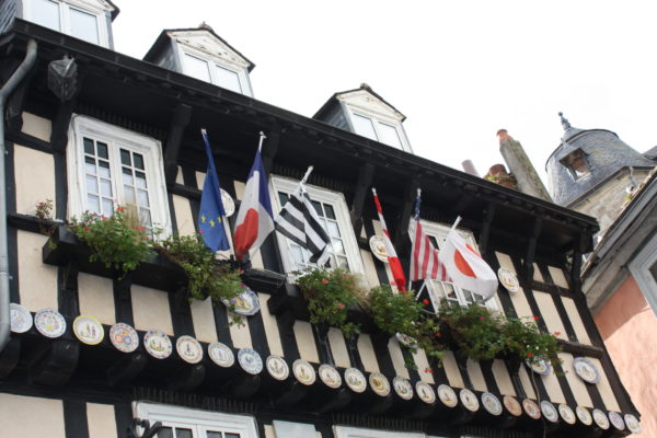 tourisme-quimper-façade-boutique-assiettes