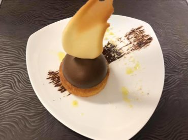 restaurant-dessert-demi-sphere-a-la-mousse-au-chocolat